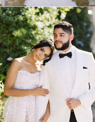 Pareja vestida de blanco durante su sesión de boda