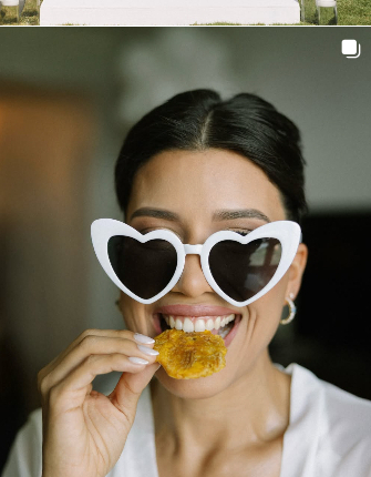Novia sonriendo con gafas en forma de corazón