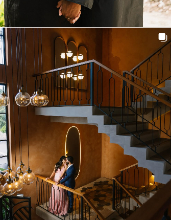 Novia en una escalera iluminada con lámparas cálidas